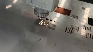 Fiber laser cutting machine cutting 2mm stainless steel plate