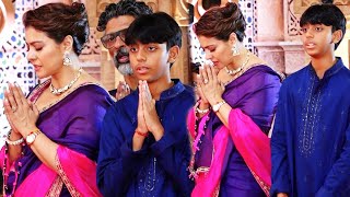 Kajol With Son Yug Devgan Praying To Durga Maa At Durga Puja 2024