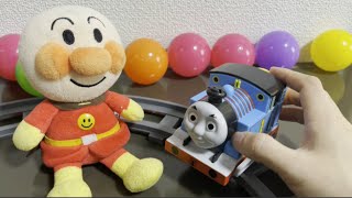 アンパンマンと一緒にハチさんとカニさんパズルのパーツを探そう　トーマスも出てくるよ