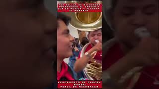 BANDA MICHOACANA MOTIVA EN EL AEROPUERTO DE CANCÚN CON SU MÚSICA TRAS FALLAS DE MICROSOFT