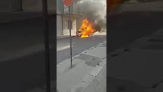 San Severo, auto avvolta dalla fiamma in corso di Vittorio.