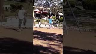 2Lidia y sus abuelos con sus tios en la plaza