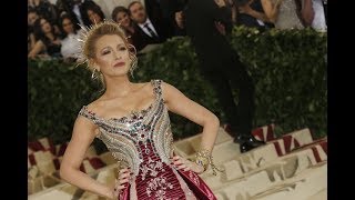 Le détail qui nous a échappé  Blake Lively est venue avec toute sa famille au Met Gala 2018