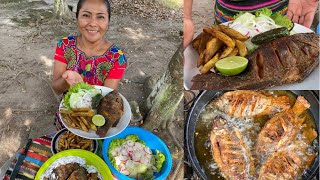 Mujeres indígenas preparando mojarras fritas/Una comida deliciosa