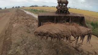 VOLVO EXCAVATOR clearing weeds from cotton field drainage system in Australia 🇦🇺 🌏 🇦🇺