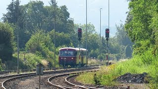 Schienenbus bei der Einfahrt in Rottenburg