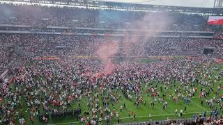 Kölner-Fans stürmen Platz - FC Köln gegen VfL Wolfsburg 07.05.2022 - Europaleague Qualifikation