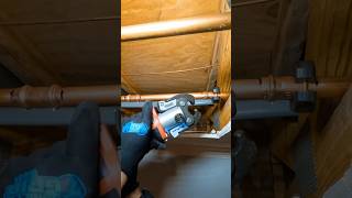 Repairing a copper pipe waterline leak 💦 #plumbing #plumber #shortsvideo