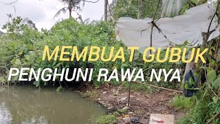 Jagoan mancing membuat gubuk penghuni rawa nya