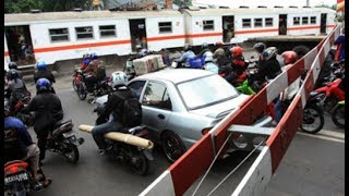 hunting kereta api di pintu perlintasan kereta api kebayoran lama