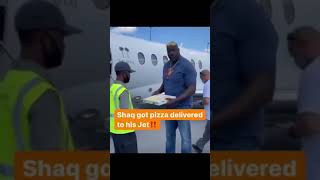 They really delivered pizza to Shaq’s Jet‼️