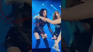 Jennie's heel accidentally touched Jisoo's face #jisoo #jennie #blackpink