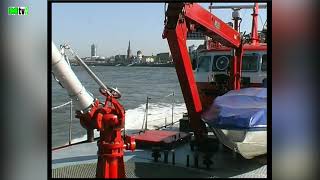 Feuerlöschboot 2 im Düsseldorfer Hafen "Wasser aus Kanonen" 2002