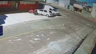 Assaltante arrasta vítima em carro e acaba presa em Curitiba