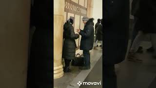 Цыгане на заработках в Москве в метро