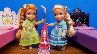 Cleaning the Room ! Elsa & Anna toddlers - movie night