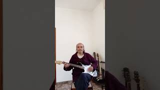 Compongo così tanto perché quando pubblico credo che qualcuno mi pensa e mi sento meno solo🎸