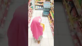 anak kecil jajan di alfamart