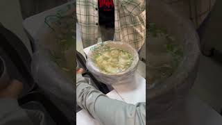 Przyprawiają i pakują na wynos zupę WONTON w Chinach #china #chiny #wonton #wontonsoup #takeaway