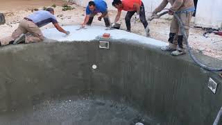 Aplicando revestimiento de arena de cuarzo a piscina