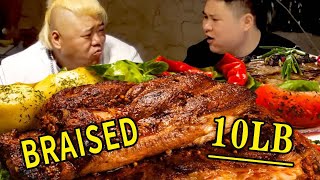 Brother Monkey competes with Fat Chen in eating extra-large steaks！So Cool！