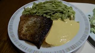 Auf der Haut gebratener Lachs mit  Spinat Tadliatelle und knackigen Kopfsalat