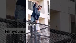 Srk balcony Se friends meet #short #srk #sarukhkhan #youtube #srkstatus