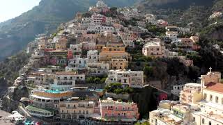 Rejser til Positano, Italien - Positano som byen ser ud set fra en drone