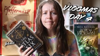 VLOGMAS DAY 4 | Library hold panic!!