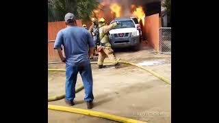 La casa va a fuoco mai lui rientra per salvare il cane ❤️ Man storms his burning home for dog ❤️