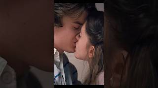 Natalia dyer kiss