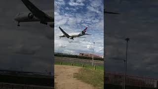 LATAM Airlines Boeing 777-32W(ER) [PT-MUH] landing at Heathrow Airport #shorts #myrtleavenue