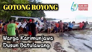 SEMANGAT Bergotong Royong Penurunan Kapal Warga Karimunjawa