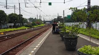 Kereta Api Sembrani Telat Masuk Jatinegara