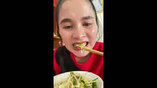 I’m eating Khmer noodles it’s really tasty [នំបញ្ចុកខ្មែរ]