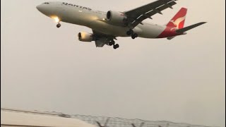 Terbang rendah.Kumpulan pesawat terbang landing di Bandara Soekarno Hatta.