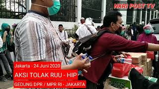 Peran Mujahidah bagikan Logistik Aksi Tolak RUU HIP