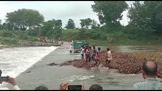 कटकेश्वर महादेव मंदिर रपट में फसा फोर व्हीलर निकालते ग्रामीण#viralvideo