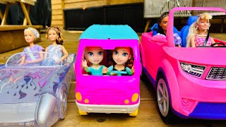 ELSA AND ANNA toddlers CAR RACE ! BARBIE is the winner - fun - friends - winner - car race