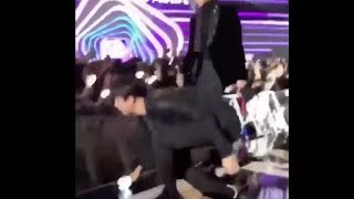 BTS Jin Helps A Fan Picking Up Her ARMY BOMB @ Melon Music Awards 2017 (HPBD Jin!)