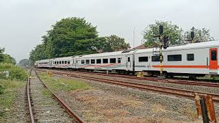 KA Dharmawangsa Lepas Area Stasiun Karawang