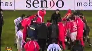 JOUEUR MEURT EN PLEIN MATCH  Football player dies on football field