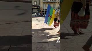 #alger Une jolie vidéo la grand mère que dieu la protège avec l’emblème amazigh💙💚💛