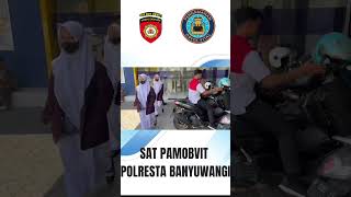 Anggota Satpamobvit Polresta Banyuwangi melaksanakan pengamanan obviter Perbankan Mandiri