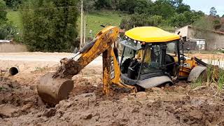 Retroescavadeira atolada (Backhoe stranded)