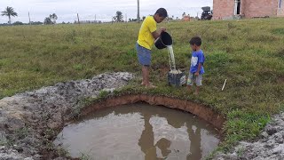 Fazendo uma cascimba no fundo da casa, na roça