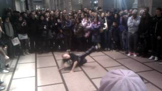 Breakdance davanti alla Rinascente