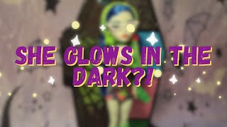 Her hoodie is the best, AND she glows? | Monster High Skulltimate Secrets Neon Frights Ghoulia Yelps