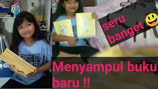 Menyampul buku bersama bunda 😍