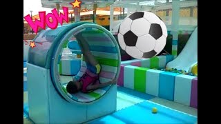 Дети играют в супер парке аттракционов Видео для детей Amusement park for kids Funny Playtime